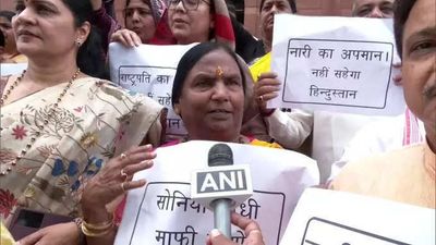 BJP women MPs protest against Congress leader's remark on President Murmu