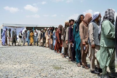 Hundreds of war-displaced Afghans return east