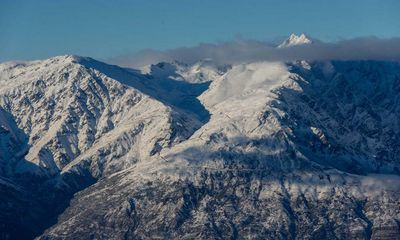 New Zealand climbers survive avalanche and blizzard, thanks to snow cave and muesli bars
