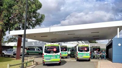 Ambulance ramping at record high in WA amid dire health staff shortage, but authorities say COVID peak has passed