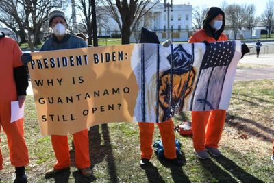 Guantánamo prisoner 'was waterboarded'; agents omitted it from memo