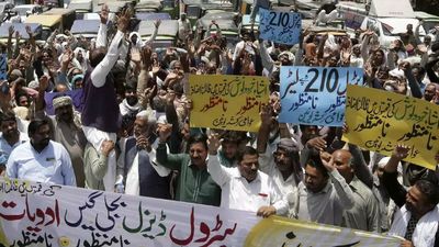 Pakistan army chief seeks assistance from US amid rising risk of debt default