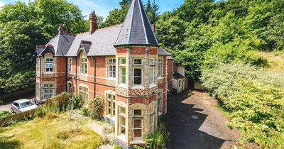 Beautiful semi-detached hidden home that comes with a tower and a turret