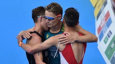 Matthew Hauser wins Australia's first medal at Commonwealth Games