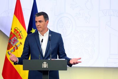 Ditch the necktie: Spain's leader backs conserving energy