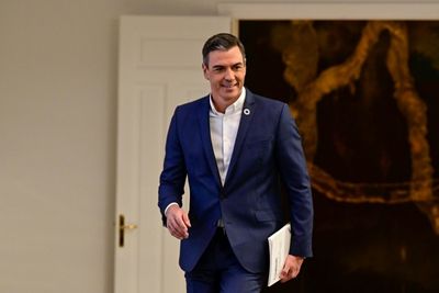 Spanish PM calls on nation to go tie-less