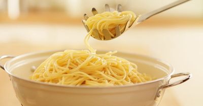 Dad cooks spaghetti in frying pan in bid to cut back on energy bills