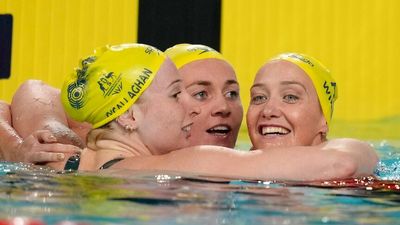 Commonwealth Games gold rush as Australia dominates in the pool on day one