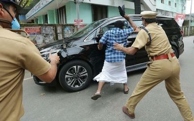 Youth Congress activist forces stoppage of Kerala Chief Minister’s cavalcade