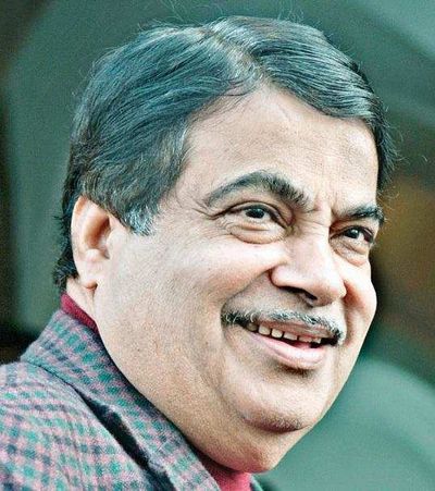 Nagpur: Nitin Gadkari asks admin to build 500-bed hospital in Tajuddin Baba’s memory