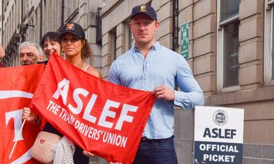 Sacked shadow minister calls for Labour to show solidarity with strikes