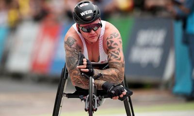 David Weir’s marathon dream ended by puncture as Johnboy Smith wins gold