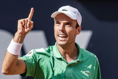 Bautista Agut ends Misolic run to claim 11th title