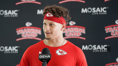 Mahomes, Chiefs Practice Wild Behind-the-Back Option (Video)