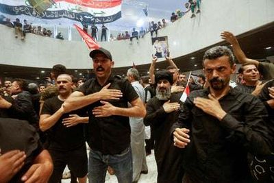 Iraq: Thousands of protesters storm parliament building in Baghdad for second time in a week
