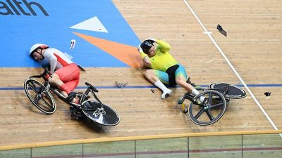 Commonwealth Games track cycling horror crash sees Australian Matt Glaetzer hit deck in keirin