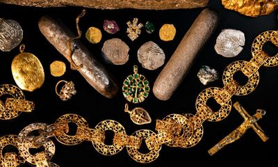 After 350 years, sea gives up lost jewels of Spanish shipwreck