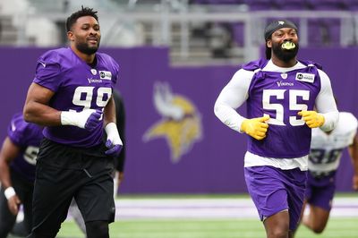 Za’Darius Smith pranks Danielle Hunter with photo fakeout