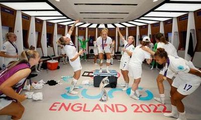 Euro 2022: Queen leads tributes to history-making Lionesses