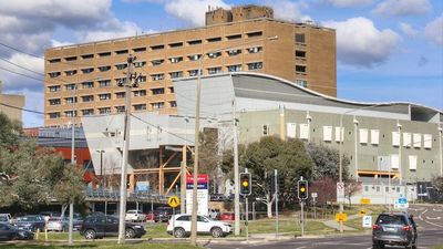 Senior cardiologist lodges case with Federal Court arguing suspension during bullying investigation at Canberra Hospital was unfair