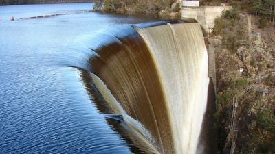 Tasmania's hydro storage drops below 'prudent level' after dry months, but experts not concerned yet