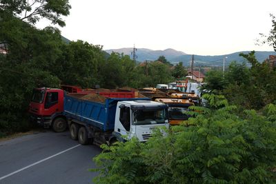 NATO peacekeepers oversee removal of roadblocks in Kosovo