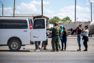 Legal questions shroud Gov. Greg Abbott’s move to bus migrants back to the border