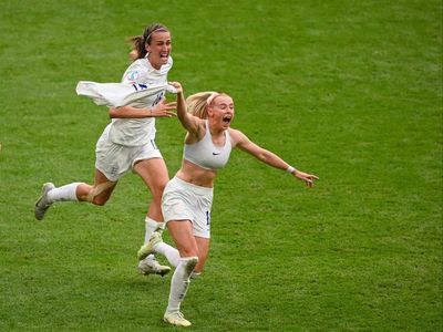 Fans hail ‘iconic’ moment Chloe Kelly celebrated her goal for England