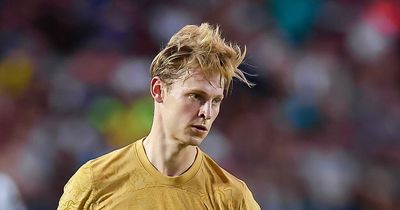 Barcelona fans send mixed transfer messages to Manchester United target Frenkie de Jong