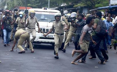 Avikkal Thodu residents clash with police over Janasabha