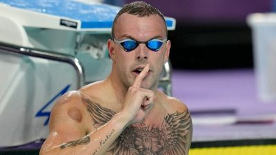 Kyle Chalmers wins 'bittersweet' 100 metres freestyle gold at the Commonwealth Games, father Brett calls out media 'bullying'