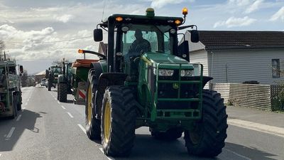 Tasmanian rural council's $8.2m plan for agricultural town's main street met with tractor protest