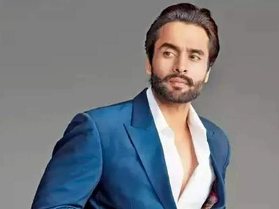 Jackky Bhagnani takes to Twitter to call out misleading media report on the upcoming mega starrer 'BadeMiyan ChoteMiyan'