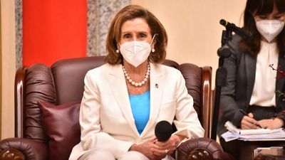 Nancy Pelosi meets Taiwan's President as China responds with flurry of military exercises — as it happened