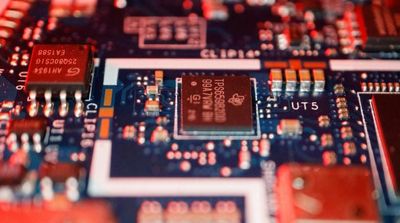 Biden to Sign Bill to Boost Chipmakers, Compete with China