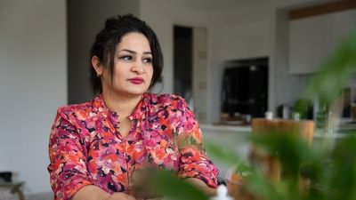 Iranian asylum seeker on bridging visa wants permanency in Australia to care for her sick daughter
