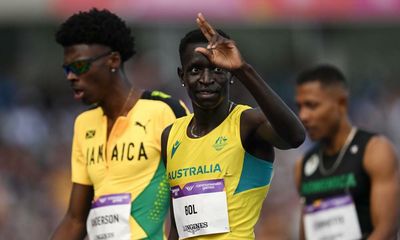 Classy Peter Bol defies rolled ankle to stay on track for Commonwealth gold