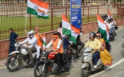 Police issues challan to BJP MP Manoj Tiwari for not wearing helmet during ‘Tiranga bike rally’