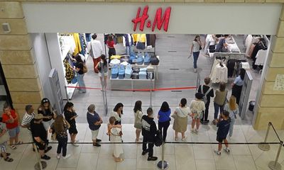 Massive queues in Moscow as shoppers take last chance to shop at H&M