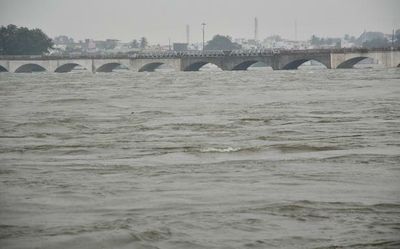 Water discharged from Mettur Dam increased to 2.10 lakh cusecs