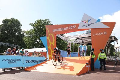 Westminster doorman Chris Symonds races Geraint Thomas at Commonwealth Games