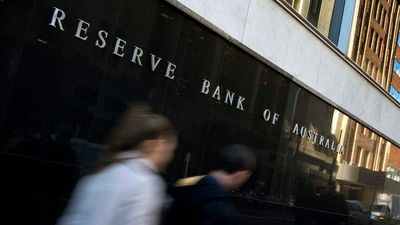 Reserve Bank wary of cautious consumers amid falling house prices, as global economy sours