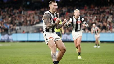 Collingwood beat Melbourne by seven points in yet another thriller to make it 11 straight wins