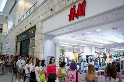 Massive queues at Moscow H&M as stores sell last stock