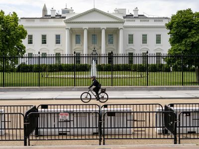 A lightning strike near the White House kills 3 people and injures another person