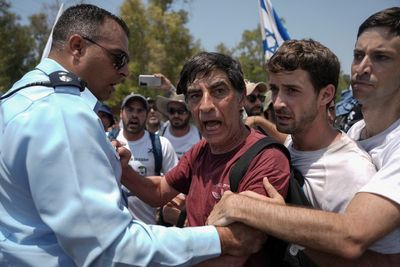 Israelis protest near Gaza to demand return of captives