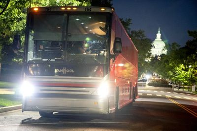 Texas and Arizona bus thousands of migrants to US capital