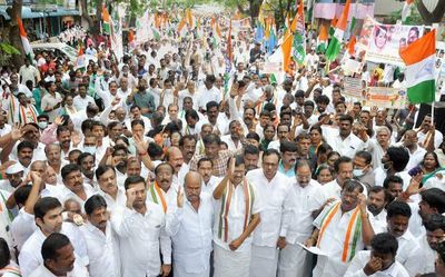 BJP not threatening Sonia, Rahul but democracy itself, charges Alagiri