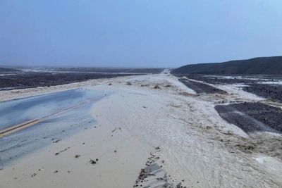 Flash floods strand 1K people in Death Valley National Park