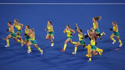 Hockeyroos into gold medal match against England at Commonwealth Games after controversial penalty shootout